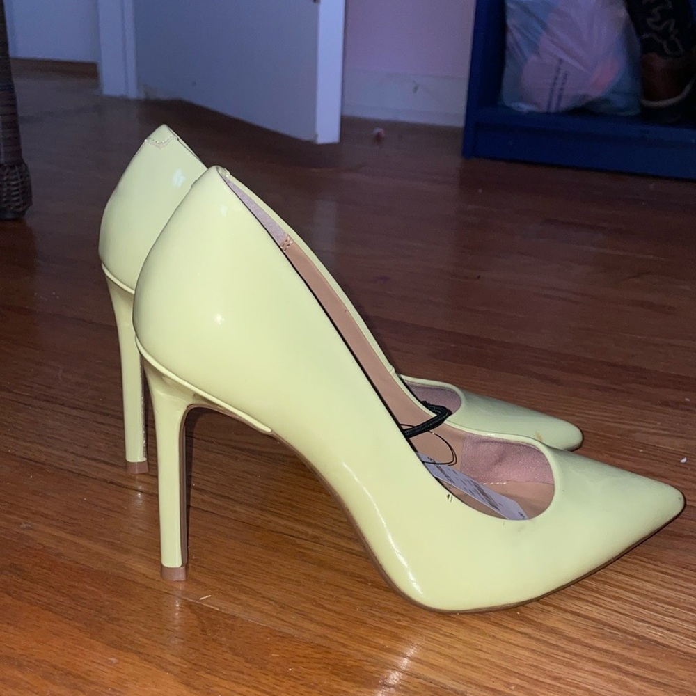 Express NWT Neon Yellow Women’s Heels